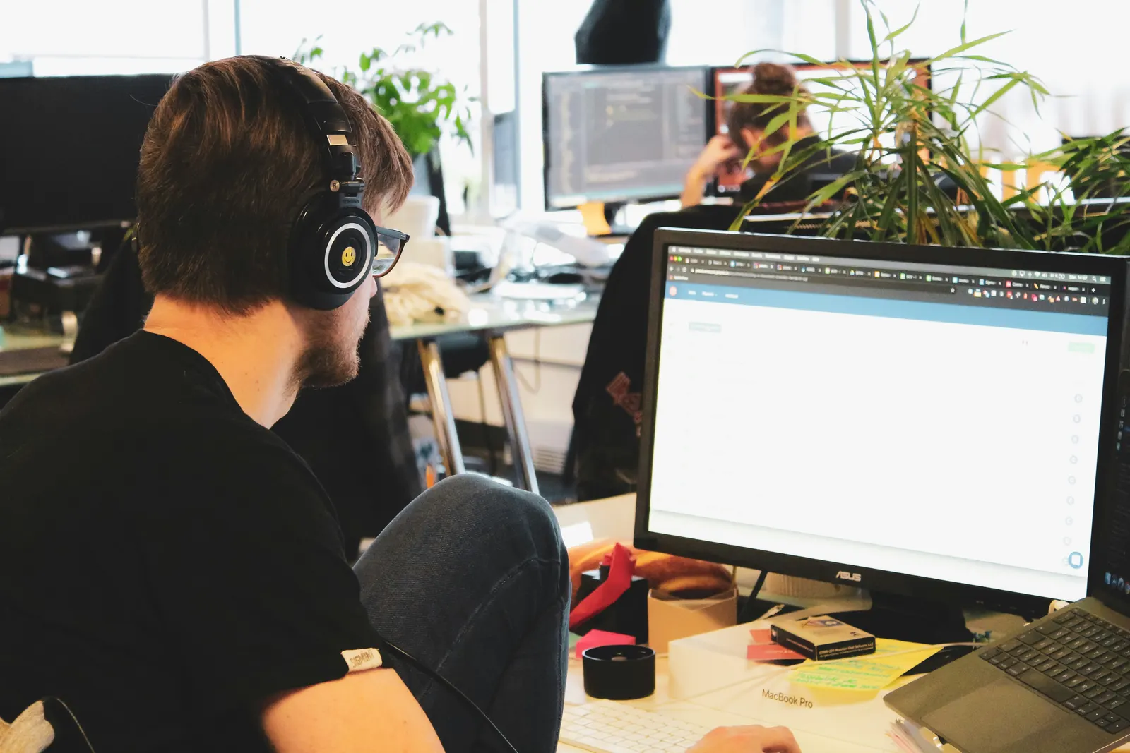 Technicien avec casque-micro assistant un client devant son écran