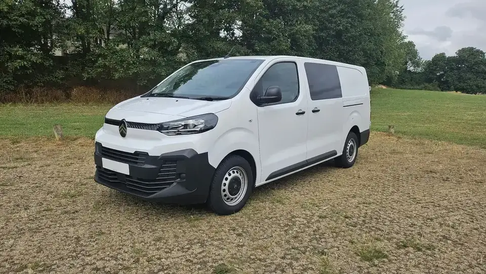 Fourgon d’intervention blanc prêt pour un déplacement à domicile